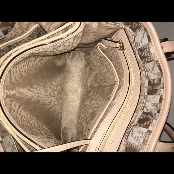 Michael Kors Jet Set Snap Pocket Med Tote & Wallet - Picture 5 of 8